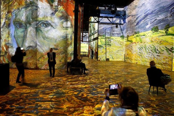 "Van Gogh, La Nuit Etoilee și Van Gogh, Starry Night" Expoziție digitală la muzeul Atelier Des Lumieres în Paris